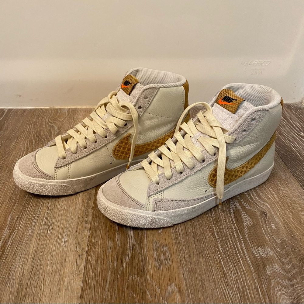 Nike blazer 77 vintage mid waffle men’s shoes size 7 1/2 ￼ 
Design white & gold